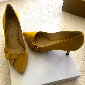 Sole Society “Jensine” mustard suede bow pumps